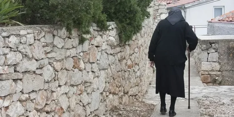 10 ولايات تركية يتجاوز متوسط عمر النساء فيها 80 عاماً