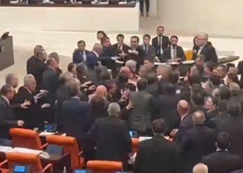 لكمات متبادلة داخل البرلمان التركي