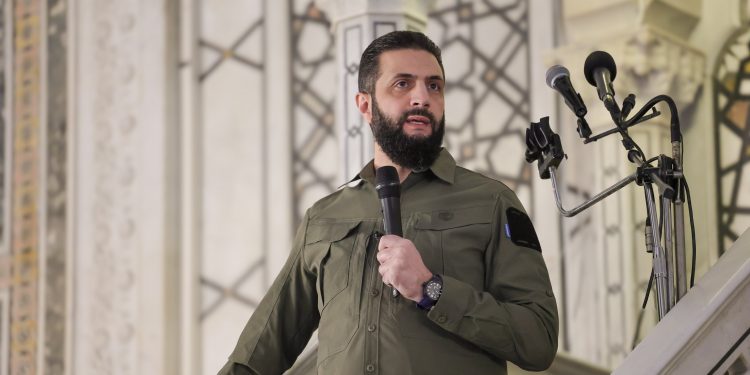 الشرع يدعو من الجامع الأموي لإعادة الإعمار بعد عام من الإطاحة بالأسد