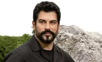 هل أدرجت “Joy Awards” النجم بوراك أوزجيفيت على القائمة السوداء؟