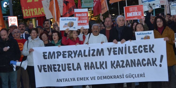 وقفة احتجاجية في تركيا تنديداً بالعدوان الأمريكي على فنزويلا
