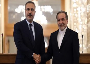 وزير خارجية تركيا يناقش مع نظيره الإيراني التهديدات الأمريكية