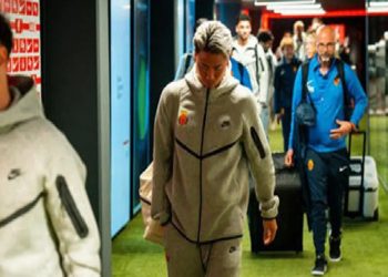 لاعبو مايوركا الإسباني يرتدون بدلة مادورو الرياضية