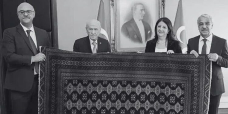 أوجلان يهدي باهتشلي “سجادة السلام والديمقراطية”