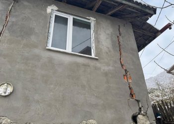 تركيا.. انهيار أرضي يسفر عن تشققات في المنازل بولاية بارتين