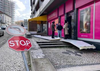 ارتفاع ضحايا العاصفة كريستين وانقطاع الكهرباء عن 450 ألف شخص