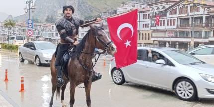 تركي يرفع العلم على جواده من توكات إلى أماصيا