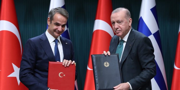 تركيا واليونان يوقعان 6 اتفاقيات ويؤكدان على تجاوز الخلافات