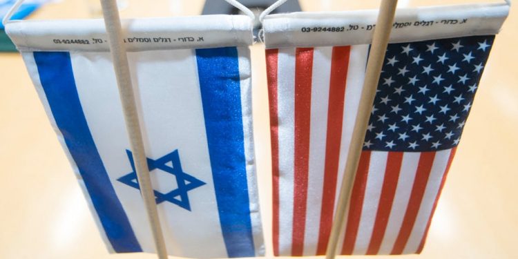 الولايات المتحدة ترحِّل فلسطينيين قسرًا عبر طائرة خاصة