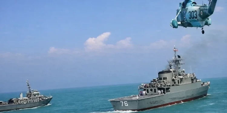 إيران تطلق مناورات عسكرية واسعة في مضيق هرمز