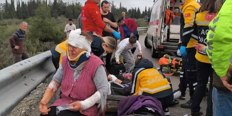 قتلى وجرحى بانقلاب حافلة ركاب في أنطاليا التركية