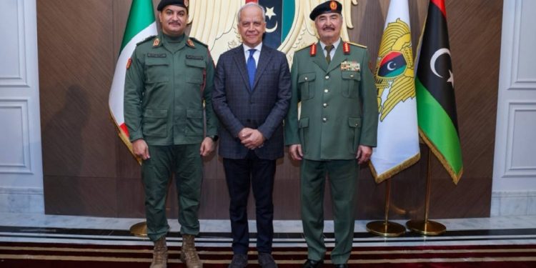 وزير الداخلية الإيطالي يلتقي حفتر في ليبيا