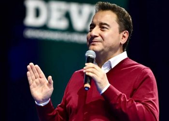 باباجان: غياب الثقة يضعف الاقتصاد التركي