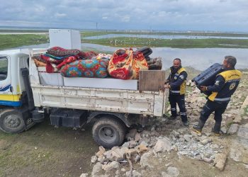 الدفاع المدني السوري يقوم بإجلاء عشرات العائلات نتيجة الفيضانات في “الحسكة”