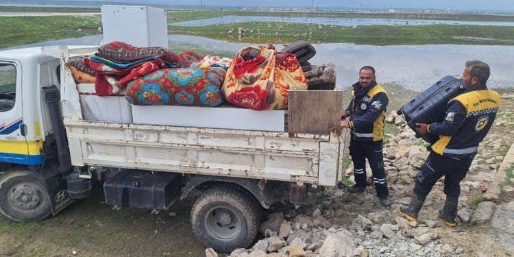 الدفاع المدني السوري يقوم بإجلاء عشرات العائلات نتيجة الفيضانات في “الحسكة”