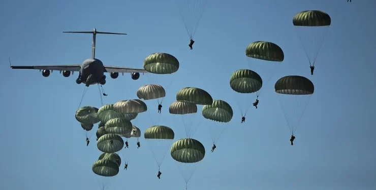 آلاف المظليين الأمريكيين يصلون الشرق الأوسط تزامناً مع تهديد ترامب باجتياح “جزيرة خارك”