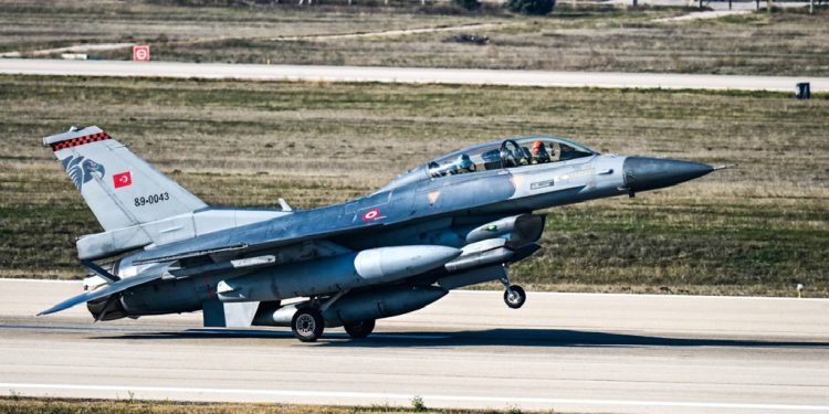 تركيا تدرس نشر مقاتلات اف 16 في قبرص