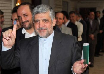 لبنان يطرد السفير الإيراني