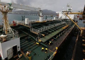 155 مليون برميل من النفط الإيراني عالقة في “مخازن عائمة”