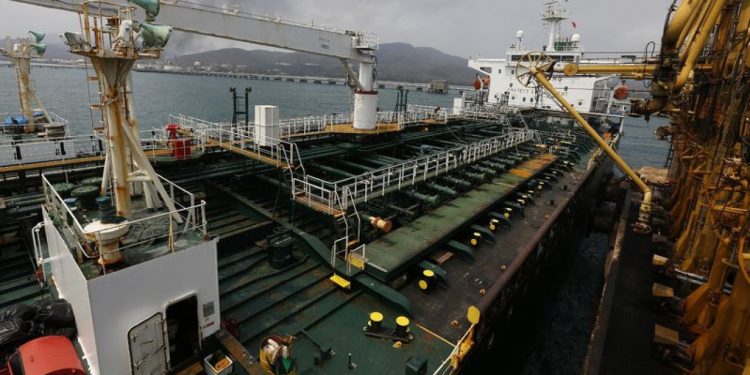 155 مليون برميل من النفط الإيراني عالقة في “مخازن عائمة”