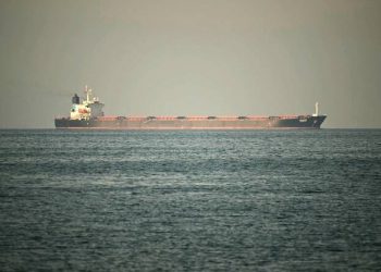 مدمرة أمريكية تعترض ناقلتي نفط كانتا تحاولان مغادرة إيران