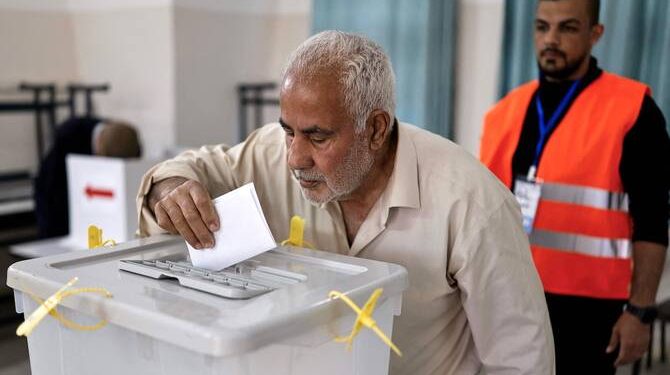 الفلسطينيون يدلون بأصواتهم في أول انتخابات منذ حرب غزة