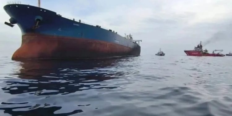 مصابون بينهم أتراك ومصريون بغارة على سفينة في البحر الأسود