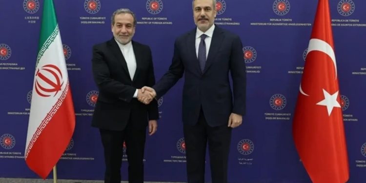 وزير الخارجية التركي يجري اتصالا هاتفيا مع نظيره الإيراني