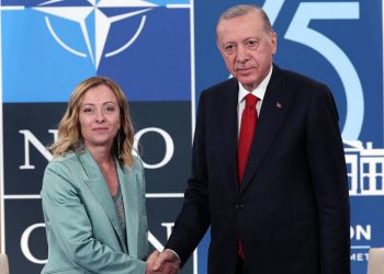 قرار من ميلوني بشأن “التدخين” يثلج صدر أردوغان