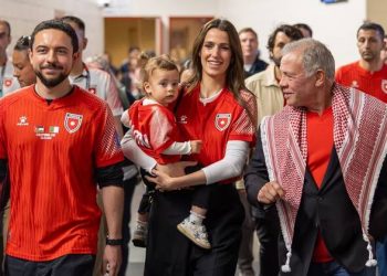 الأميرة رجوة بين أفراد العائلة المالكة الأردنية في مباراة المنتخب أمام الجزائر