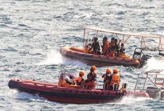 إنقاذ ناجين من غرق قارب إندونيسي بعد أيام في البحر