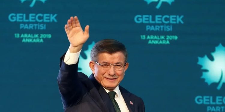 تركيا: أحمد داود أوغلو يعلن حل حزب المستقبل واعتزال العمل السياسي