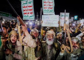 الحوثيون.. جبهة جديدة تؤرق الولايات المتحدة وتهدد بانقسام قوتها العسكرية
