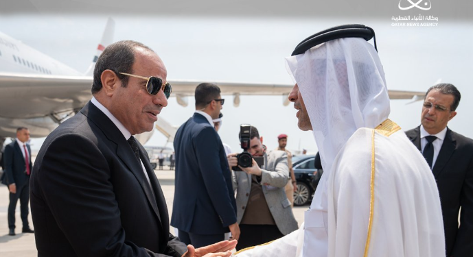 الرئيس المصري يصل قطر لتقديم التعازي بوفاة الأمير السابق الشيخ حمد
