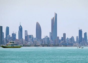 إيران تستهدف مواقع في البحرين والكويت بعد موجة من الضربات الأمريكية