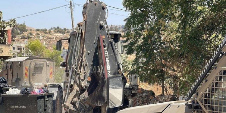 معدات تركية تستخدم في هدم منازل الفلسطينيين بالضفة الغربية!
