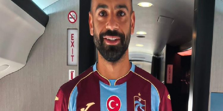 محمد صلاح يرتدي قميص طرابزون سبور ويوجه رسالة بالتركية