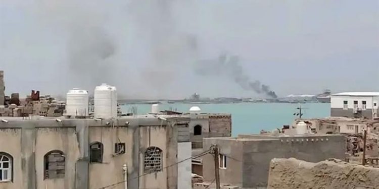 الحوثيون يقصفون ميناء المخا اليمني بالصواريخ والطائرات المسيرة